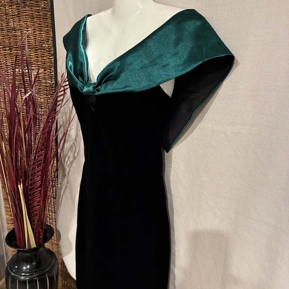Avec Les Filles Women's Black Velvet Strapless Emerald Bow Mini Dress-size 4